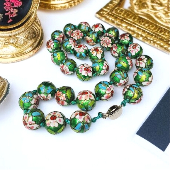Jewelry - Gorgeous Vintage Hand Knotted Vibrant Emerald Green Cloisonne Bead Necklace!